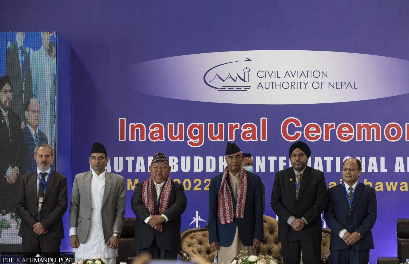 当地时间5月16日上午，德乌帕（右三）为尼泊新机场揭幕 图源：《加德满都邮报》