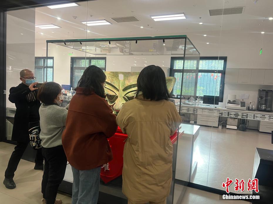 三星堆青铜大面具在三星堆博物馆首次正式展出。 尧欣雨 摄