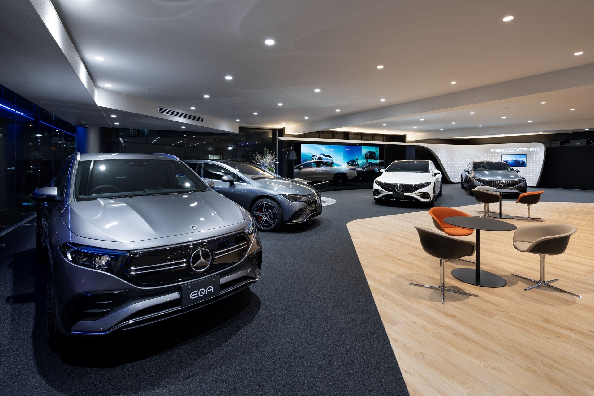 梅赛德斯奔驰首家仅售纯电车型经销商海外开业