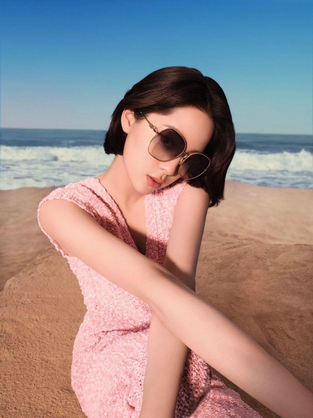 菲拉格慕眼镜全球品牌代言人欧阳娜娜 演绎 2022 春夏眼镜广告大片