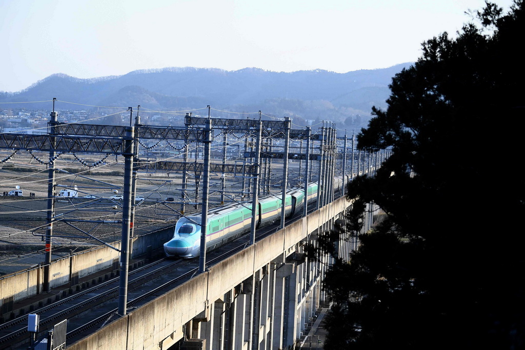 3級地震後,一列新幹線列車脫軌. 人民視覺 圖