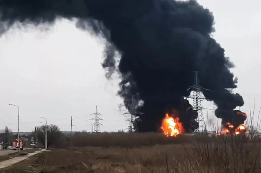 俄稱該國境內一處石油產品儲存設施遭襲。圖片來源：俄羅斯緊急情況部新聞處