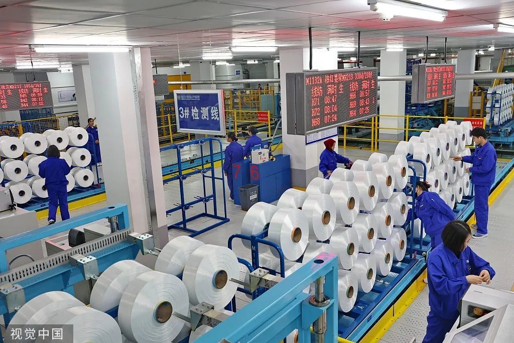 2022年2月7日，江苏南通，通州区开沙岛上的产业园，二期年产60万吨POY纺丝项目满负荷忙碌有序生产。