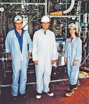 Karl Barry Sharpless 参观德克萨斯的化工厂(1983年)