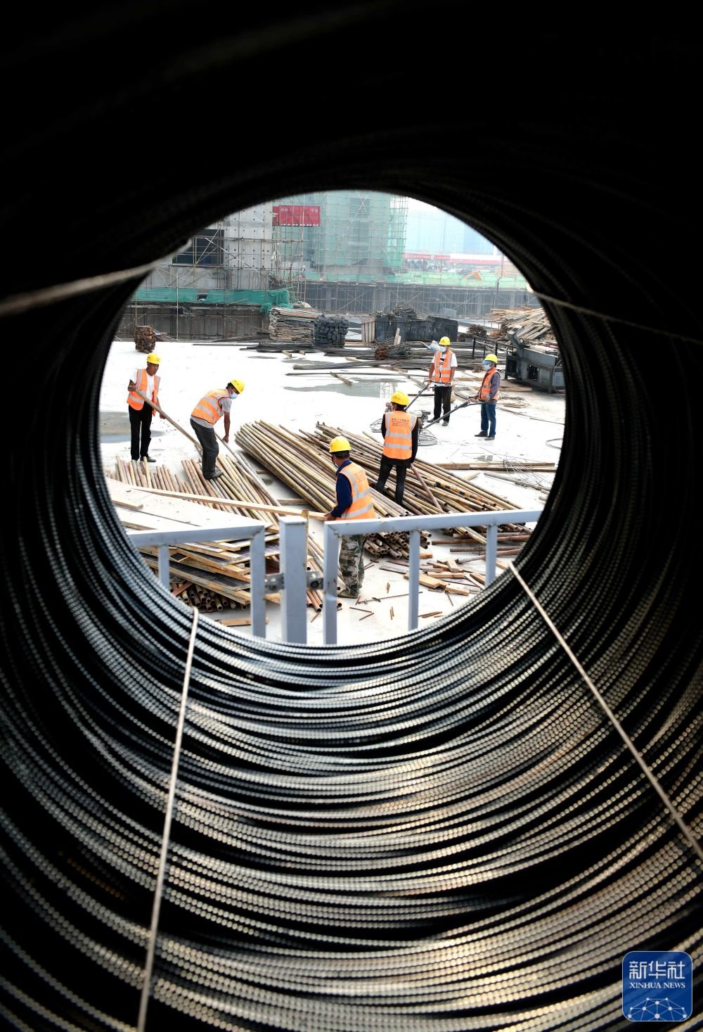 9月10日,工人在河北石家庄市高新区南北郄马回迁安置项目工地忙碌.