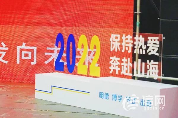 短视频记录毕业季 青岛学子巧心思花式告别大学生活插图