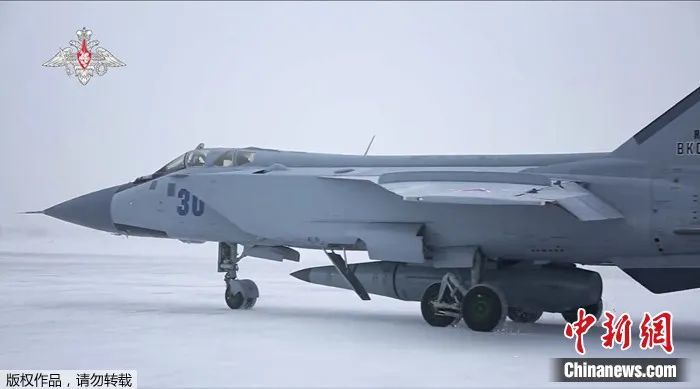 2022年2月19日，俄罗斯空军一架米格- 31k战斗机载着一枚“匕首”高超音速导弹停靠在一个机场。