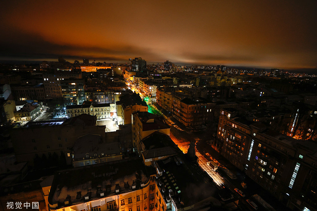 当地时间2022年12月17日，乌克兰基辅，当地能源基础设施遭空袭后停电，黑暗的街道。