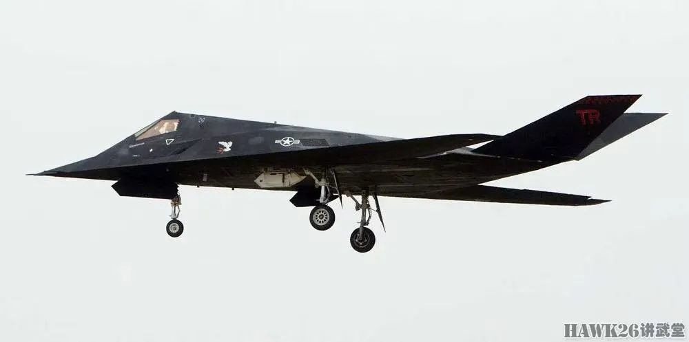 采用“镜面涂层”的美军F-35C曝光 神秘用途引猜测