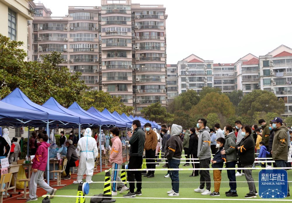 3月19日，上海康城居民排队接受核酸采样。