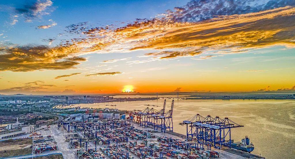 海南省洋浦经济开发区国际集装箱码头,货轮停靠在泊位里,工作人员正