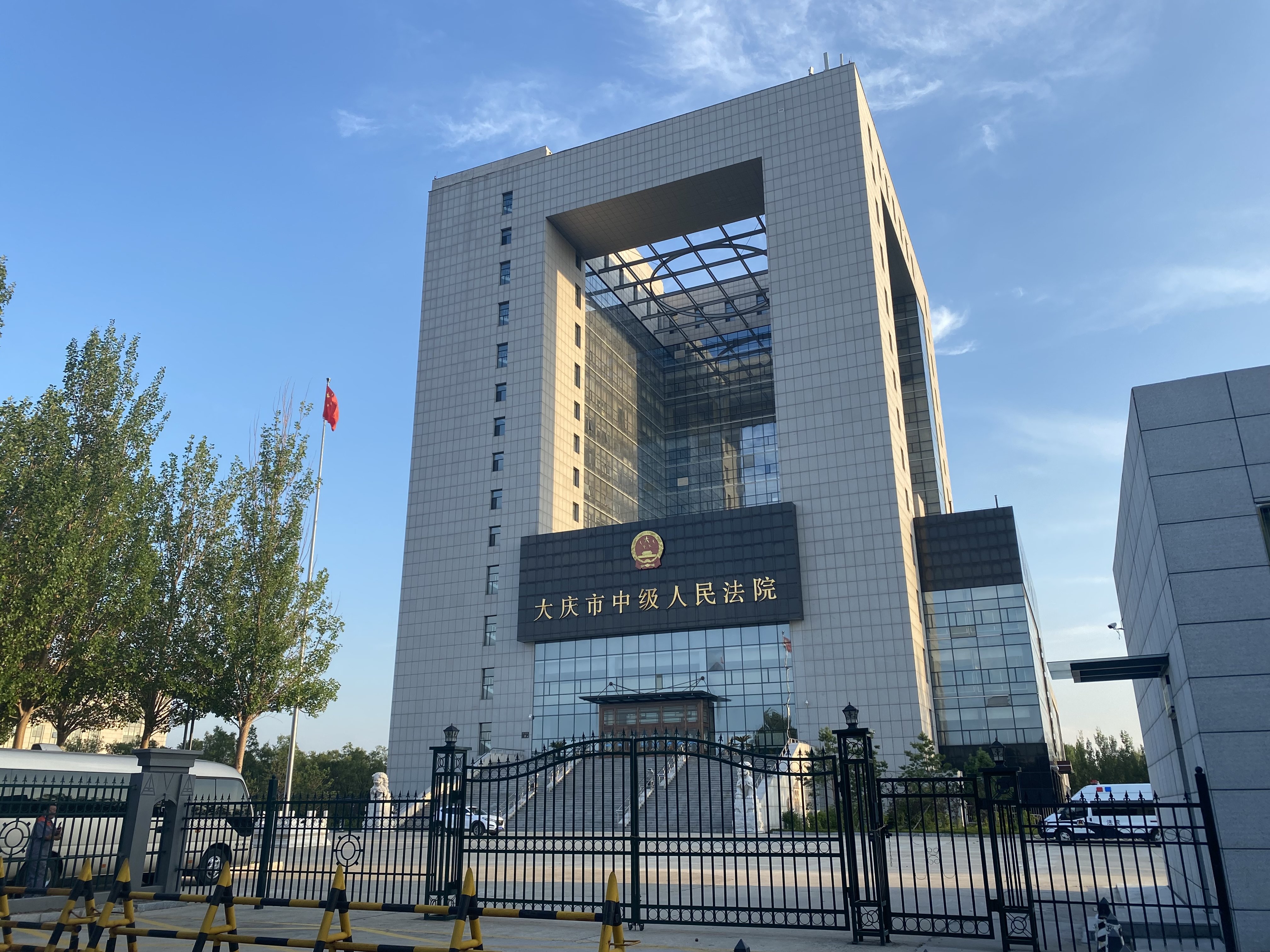 大庆市中级人民法院被指定管辖审理佟胜军故意杀人、诬告陷害一案。 本文图片均为澎湃新闻记者 谢寅宗 图