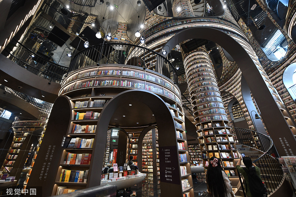 2022年3月28日,成都,都江堰钟书阁书店因其独特的空间设计吸引了一些读者前来拍照打卡。 这家书店在装修上使用了相当多的玻璃镜面,走进书店内部,会让人感觉空间特别大,四周也充满着魔幻感,如同走进了一座“奇幻森林”。