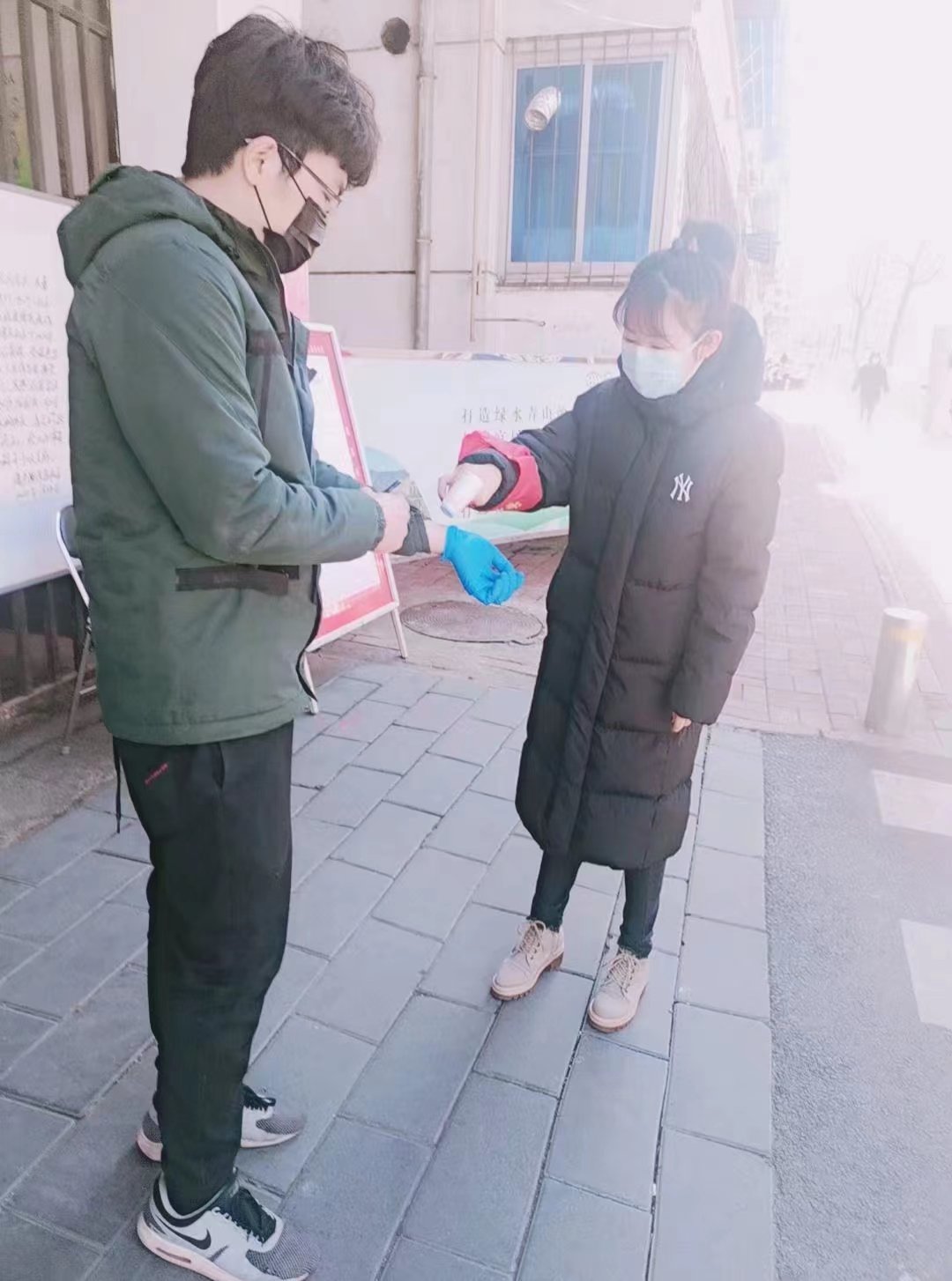 2020年2月15日，张海娟（右）在门头沟区增产路大街42号院进行志愿服务。受访者供图