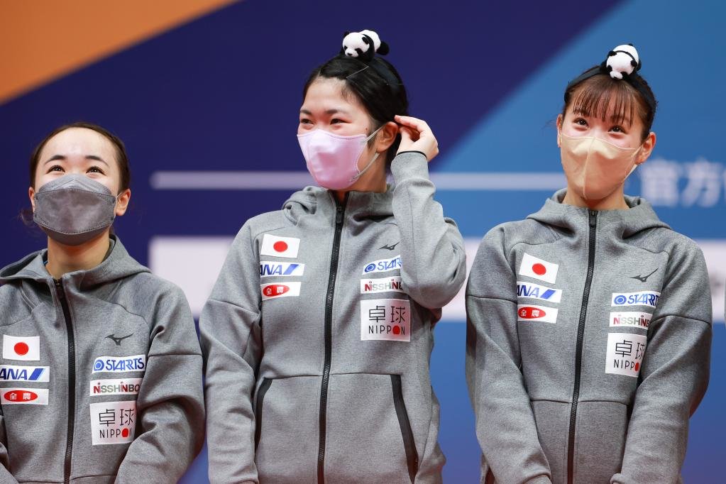 10月8日，日本队选手长崎美柚（右）、木原美悠（中）头戴熊猫头饰在颁奖仪式上。新华社记者 刘续 摄
