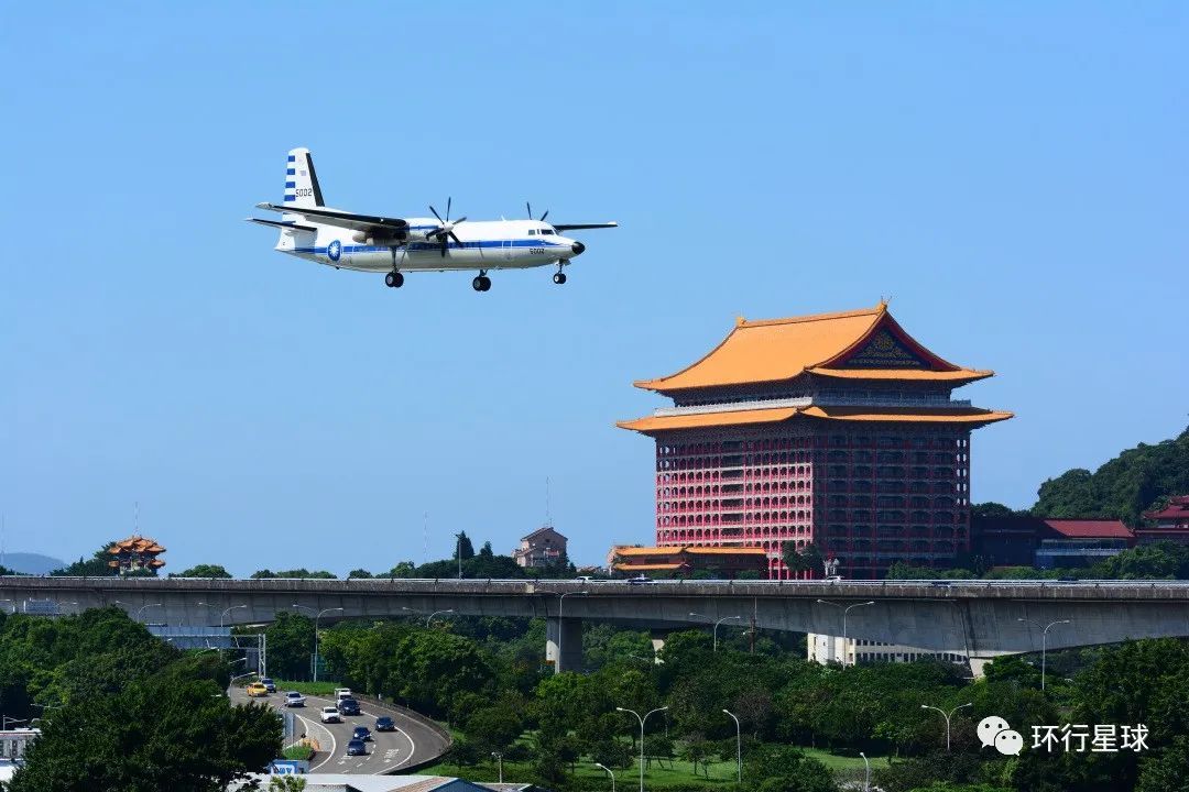 先看看准备降落在松山机场的福克50型客机 图:TimeDepot.Twn/Shutterstock