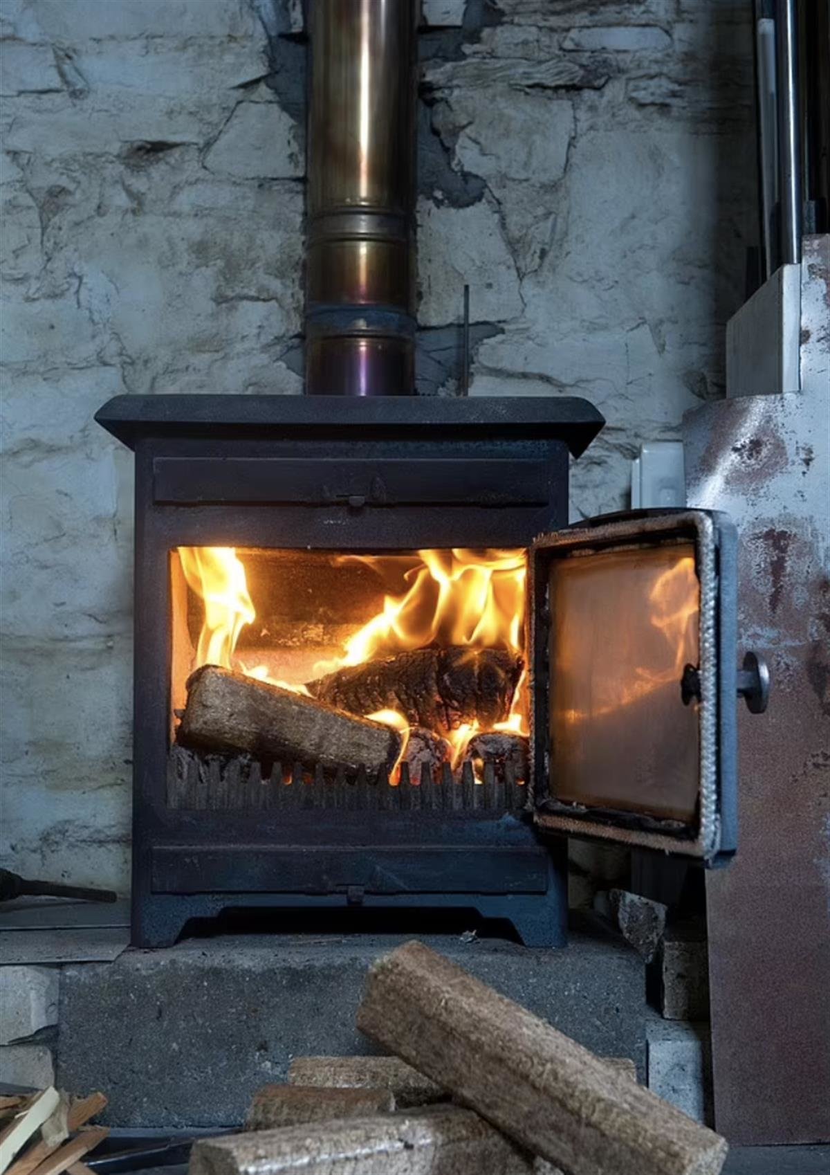 英国人三个月内购买3.5万台火炉(图片来源《每日邮报》)