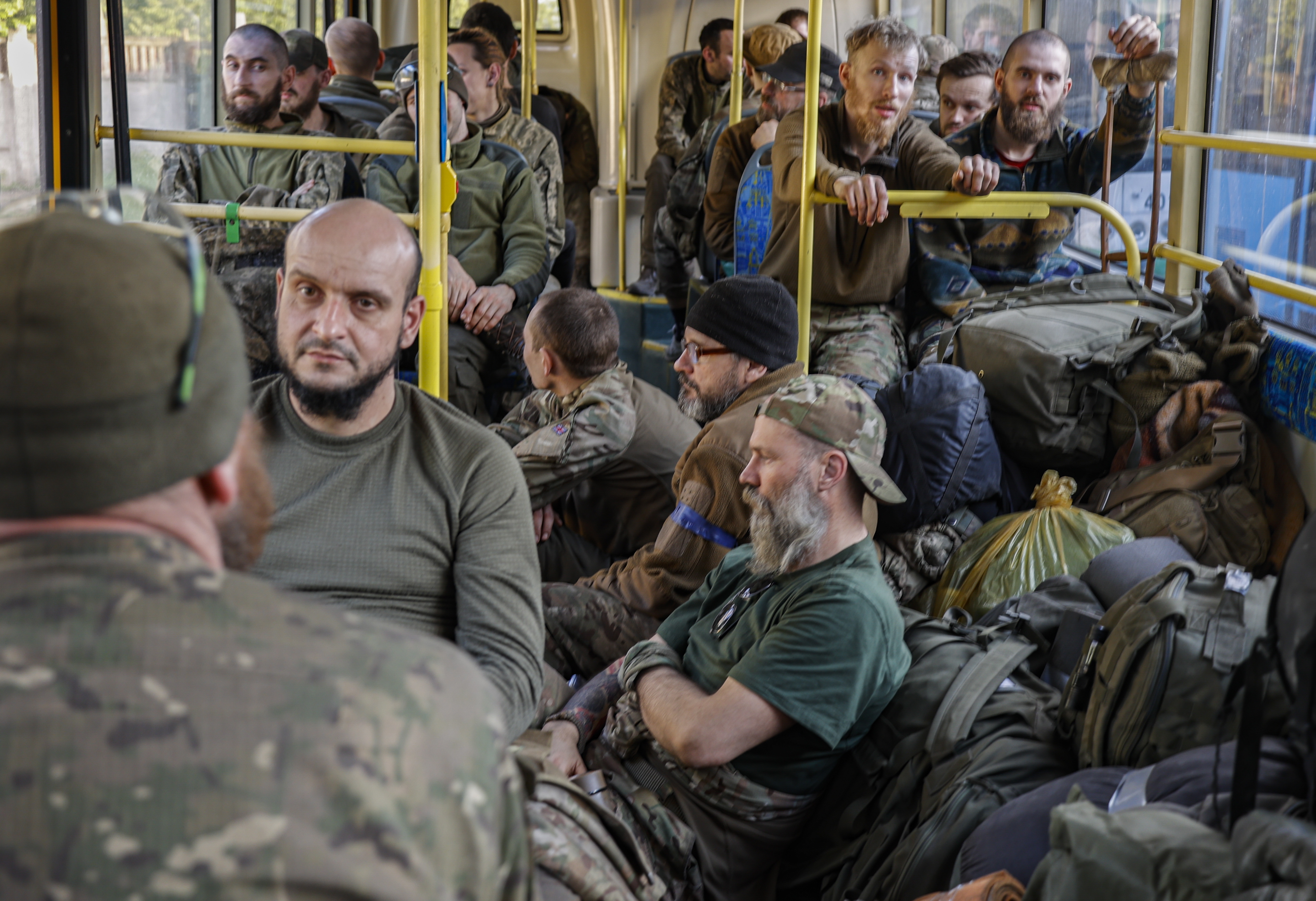 5月17日，从亚速钢铁厂撤离的乌克兰士兵在巴士上
