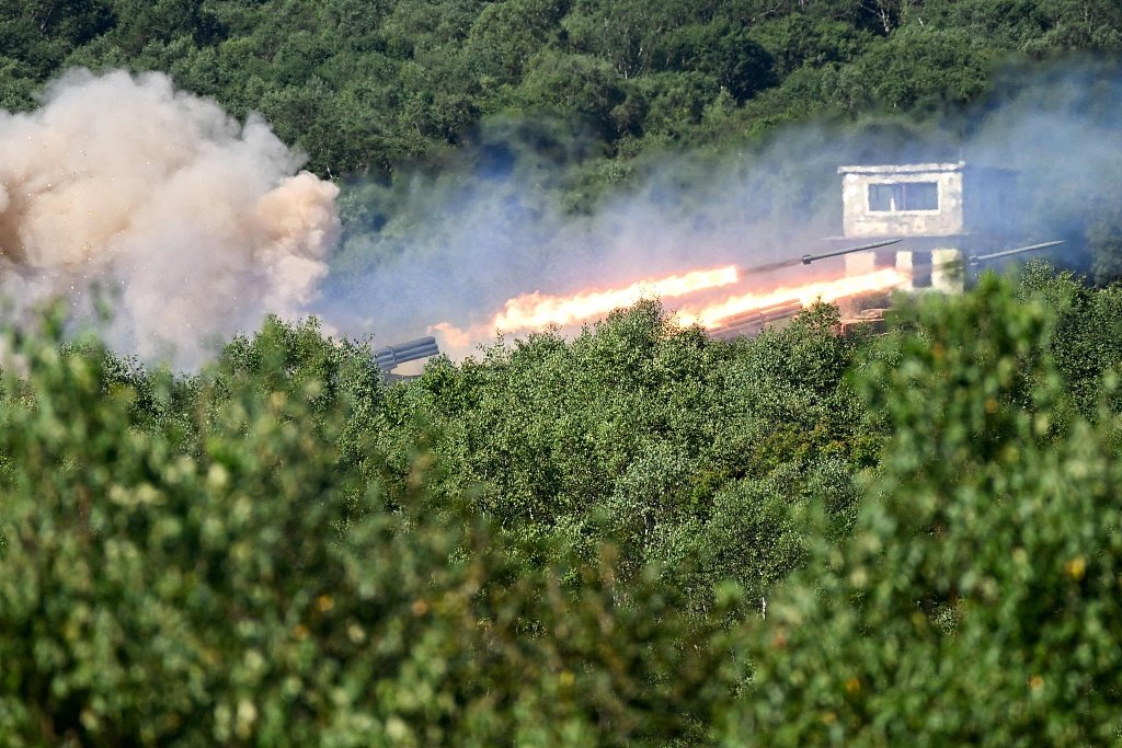 9月4日，俄罗斯远东地区，在“东方-2022”军事演习中，俄罗斯乌拉干自行式220毫米多管火箭发射器发射炮弹。（视觉中国）
