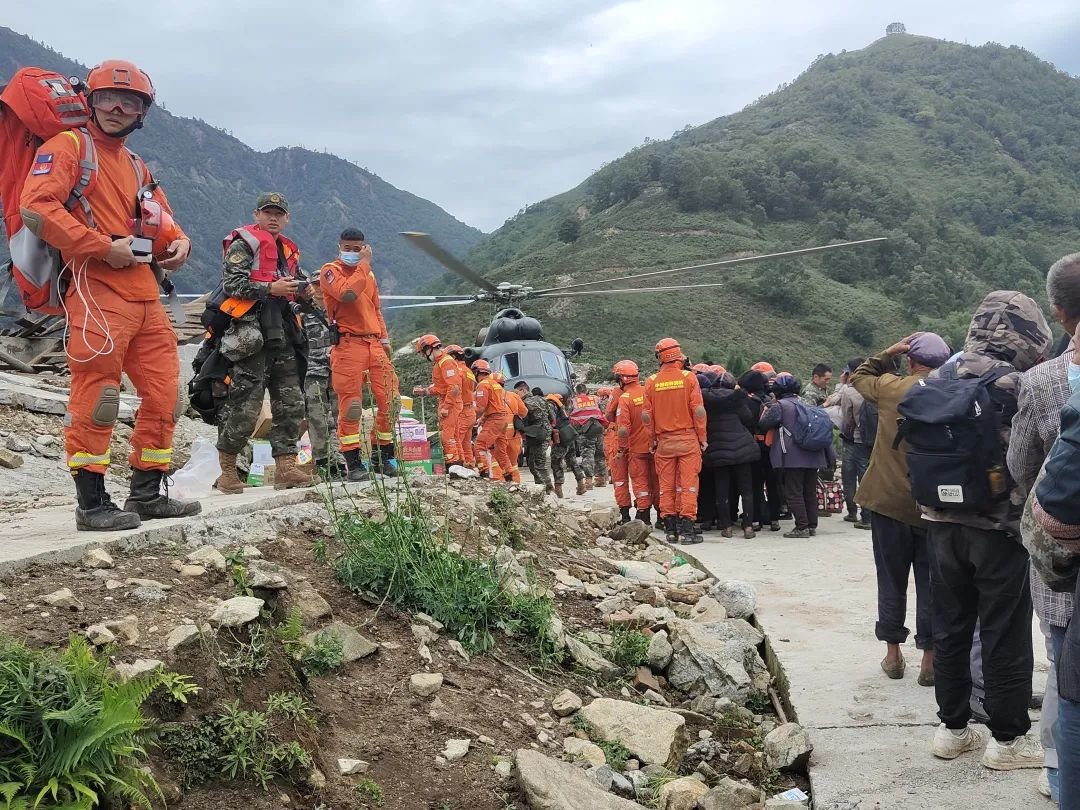 9月6日，四川泸定，救援队抵达，湾东村村民在红花岗上等待乘直升机撤离。肖丽/摄