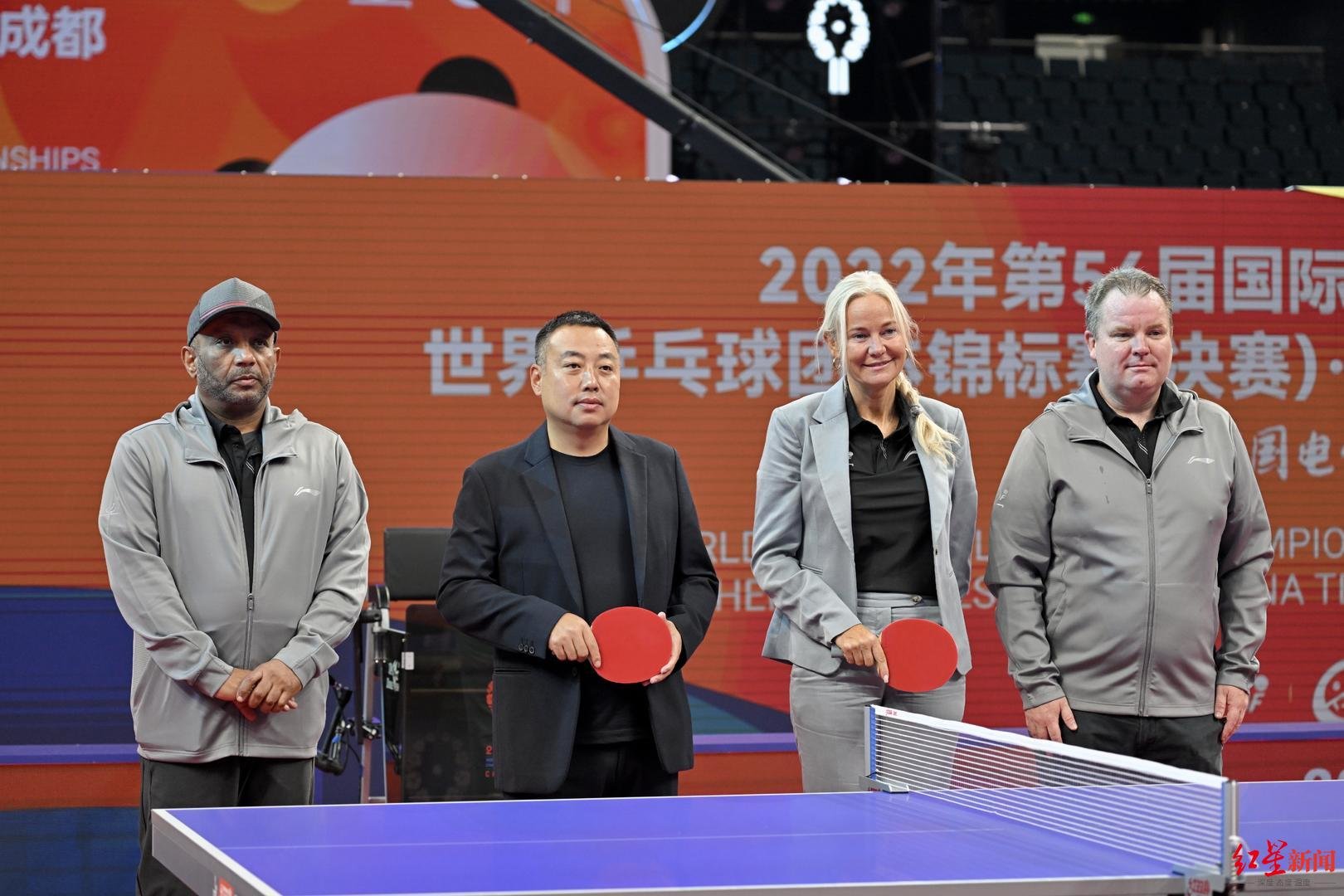 ▲索林与刘国梁共同举行成都世乒赛团体赛开球仪式