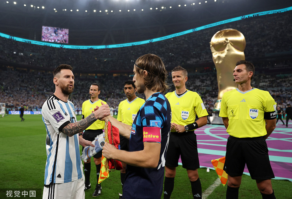 阿根廷VS克罗地亚，赛前，梅西与莫德里奇握手拥抱。