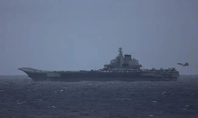 自卫队拍摄到的“辽宁”舰起降舰载机 图源： 社交媒体