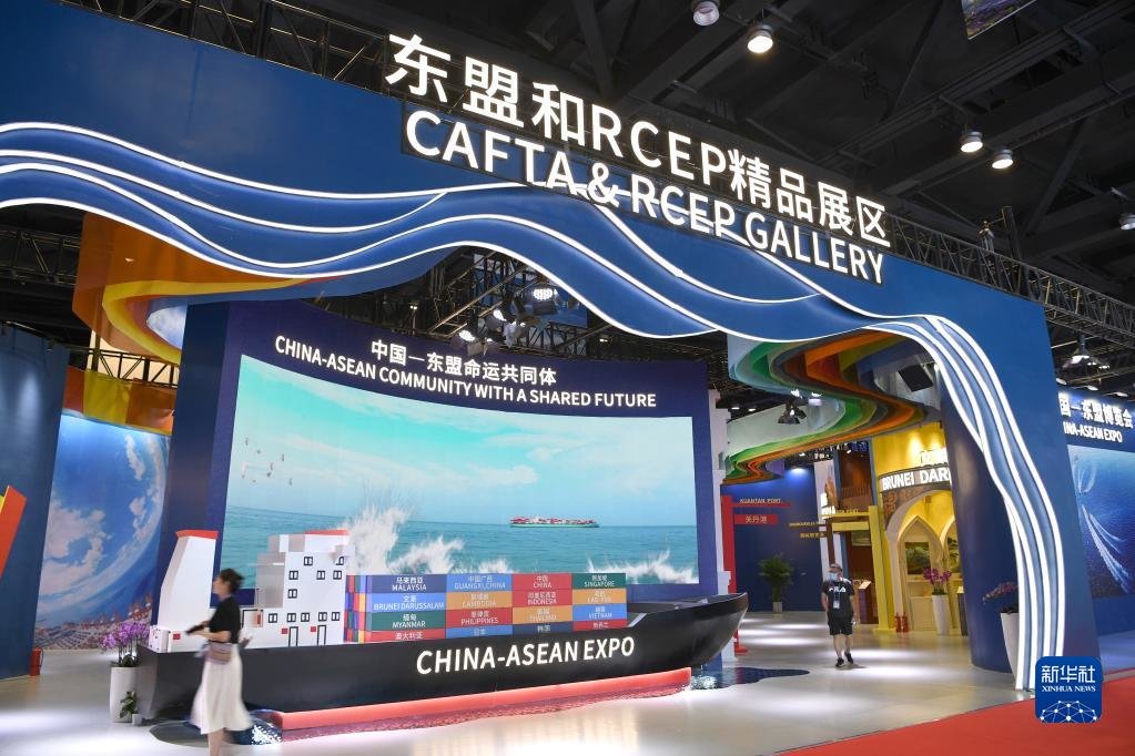 9月17日,参观者在东博会东盟和RCEP精品展区参观。新华社记者 周华 摄