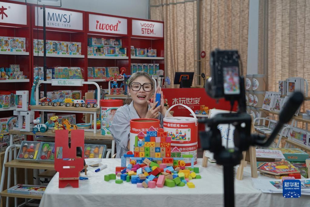 6月15日,浙江和信玩具集团主播在直播带货.新华社记者 林光耀 摄