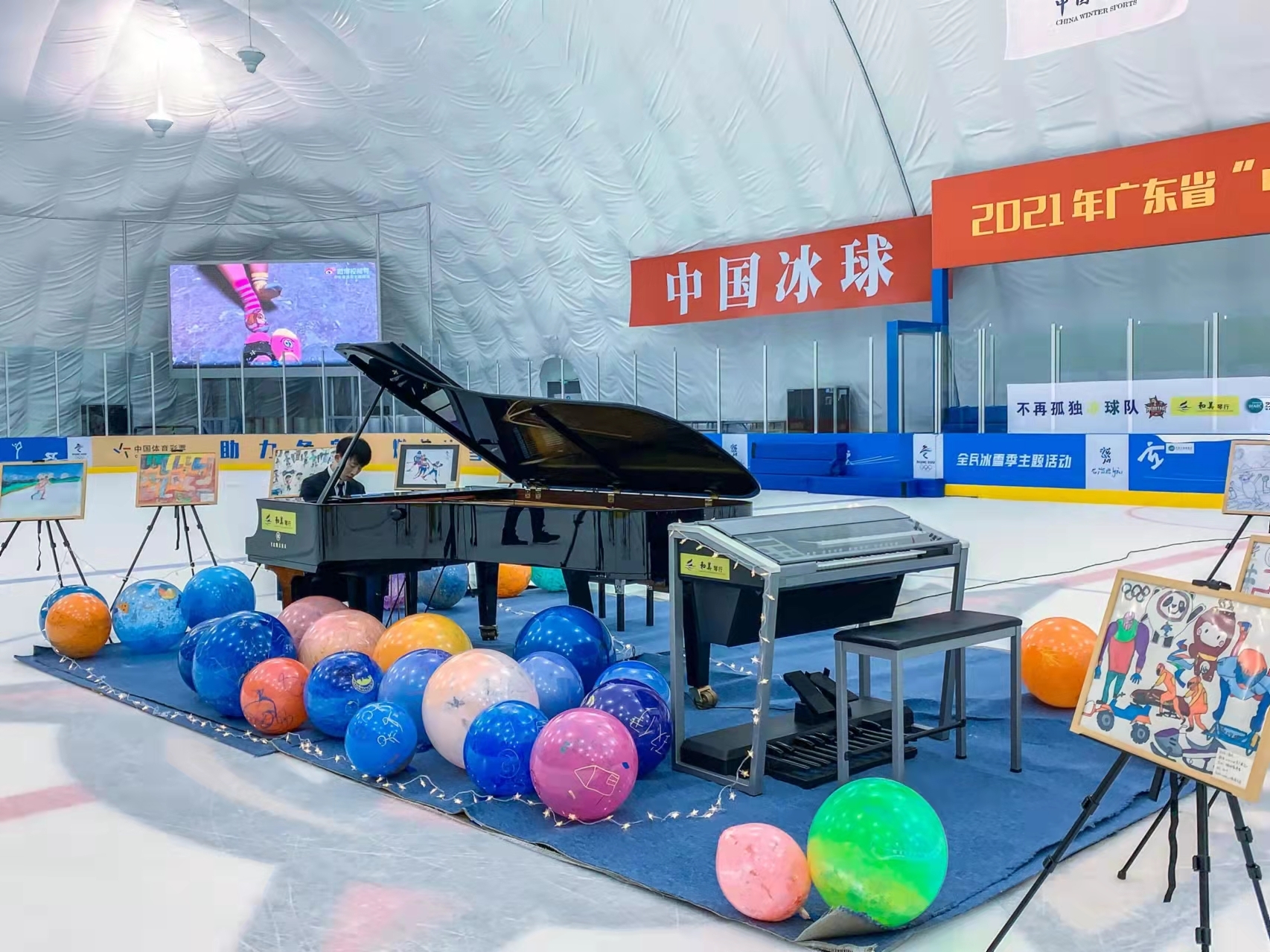 2021年12月19日，钢琴家刘骥在冰球馆内弹奏钢琴曲《冰雪星空》，送给孤独症儿童。受访者供图