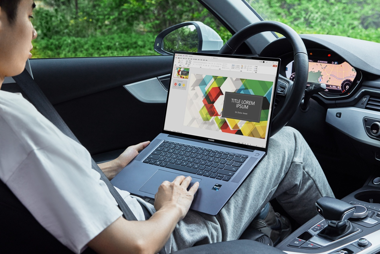 人拿着笔记本电脑中度可信度描述已自动生成