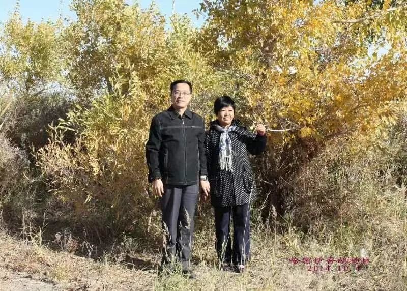 2014年10月,曹连营带着雪晴在新疆哈密伊吾胡杨林旅游。受访者供图