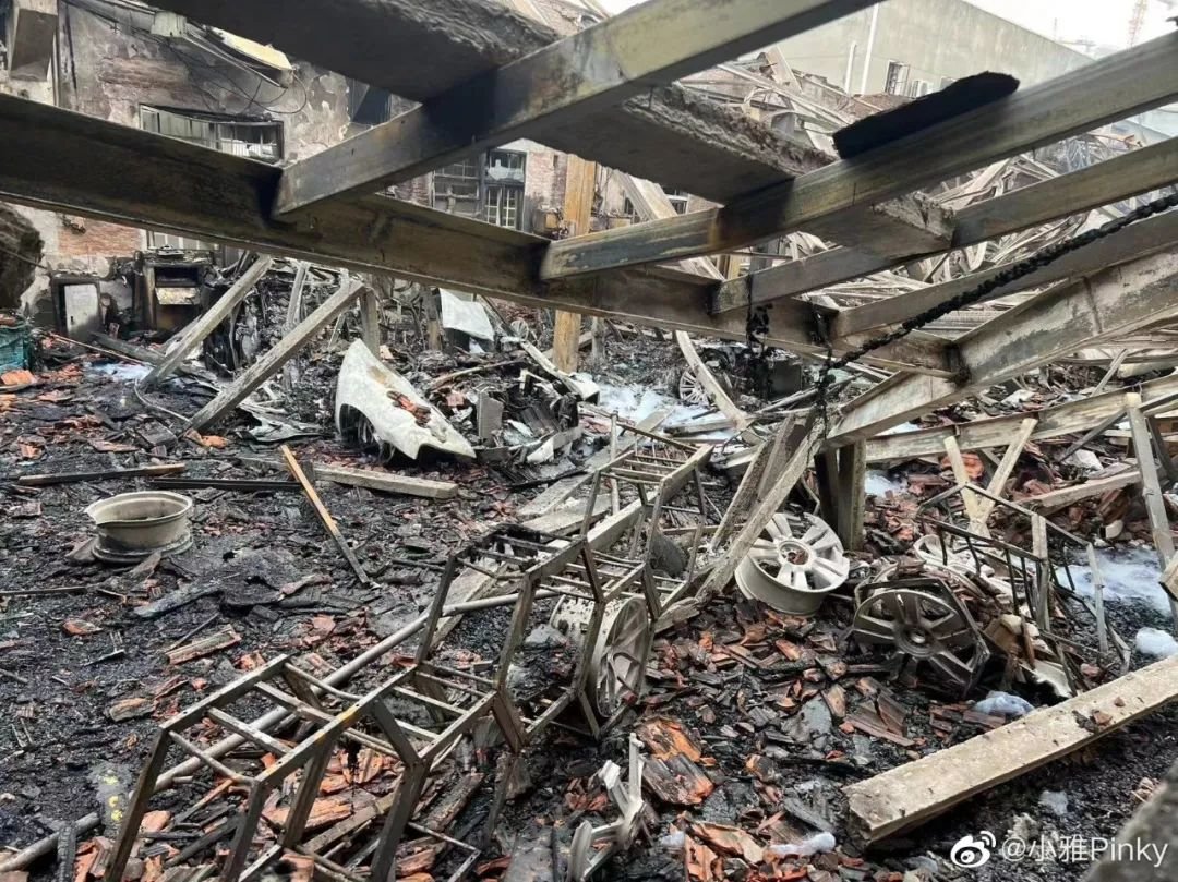 起火的汽车装潢店已被烧得面目全非。图片来源:@小雅Pinky