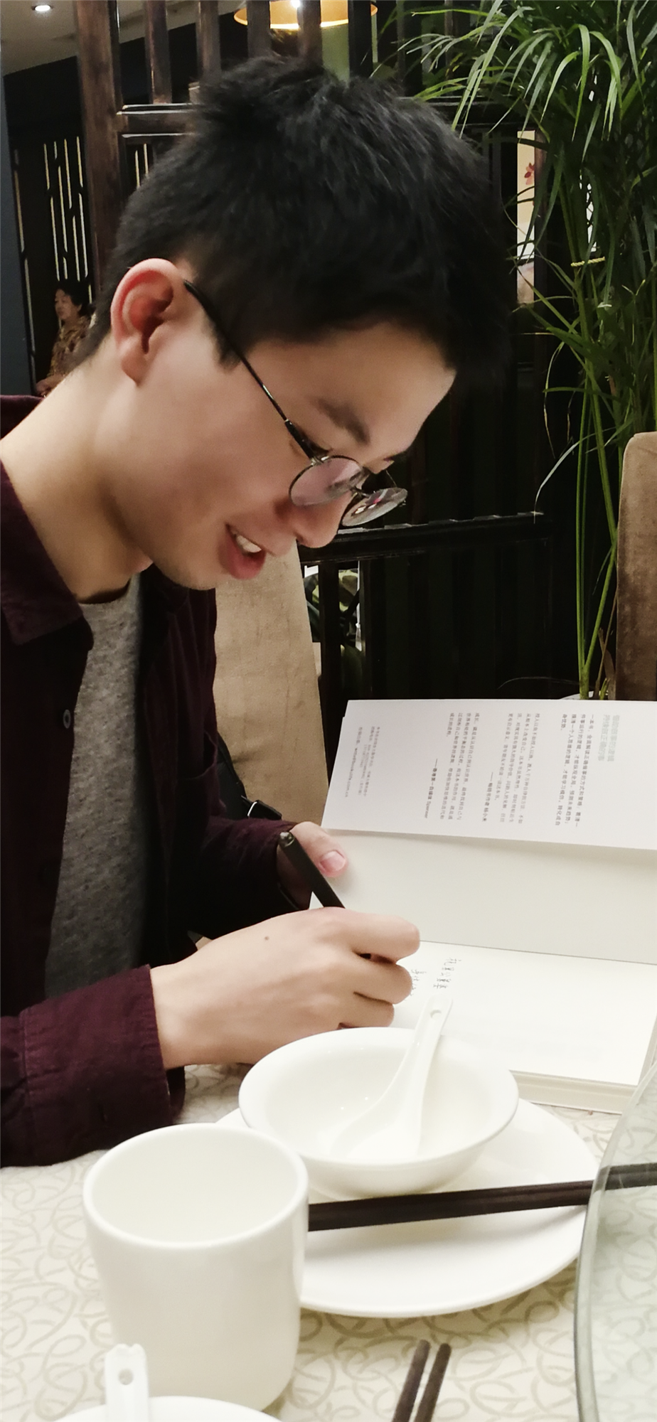 郑少雄给自己出版的书签名。