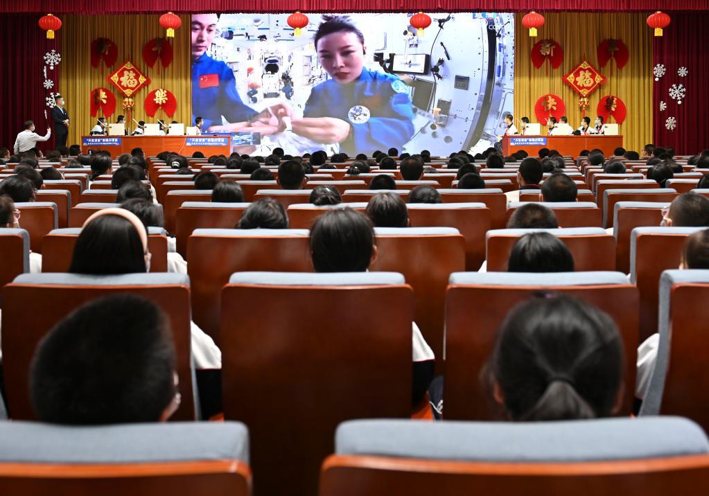 2022年3月23日，在新疆乌鲁木齐市第七十中学，学生收看“天宫课堂”第二课。新华社记者郝建伟摄