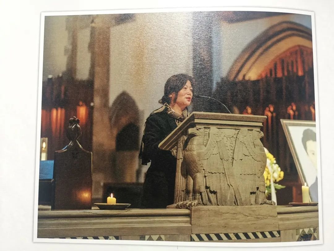 李蓉在儿子追思会上发言。