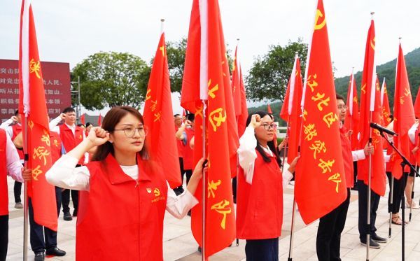 7月1日，为庆祝中国共产党成立101周年，重庆市江北区在铁山广场举行“弘扬伟大建党精神、争当时代先锋模范”活动。（新华社发）