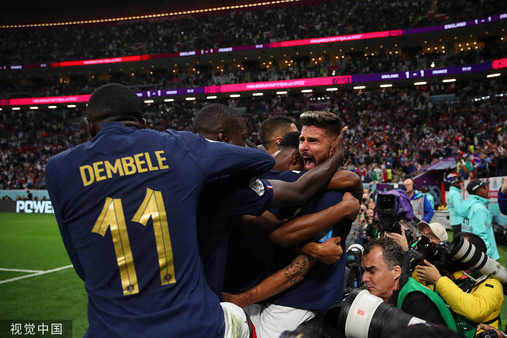 法国队庆祝晋级。