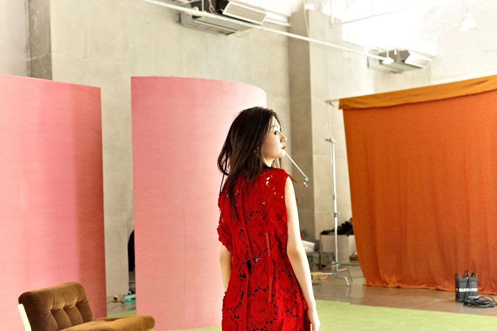 春夏为《时尚cosmo》二月刊拍摄封面并发布一组色彩花絮_凤凰网娱乐