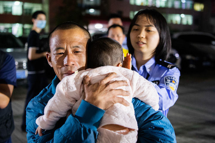 广东梅州市警方快速行动，连续奋战42小时，辗转广东、江西、北京和河北四省市，成功解救一名9个月大的婴儿。图为解救成功后，婴儿回到家人的怀抱里（2021年4月21日摄）。新华社发（广东省公安厅供图）