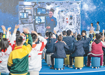 航天员在太空授课图片