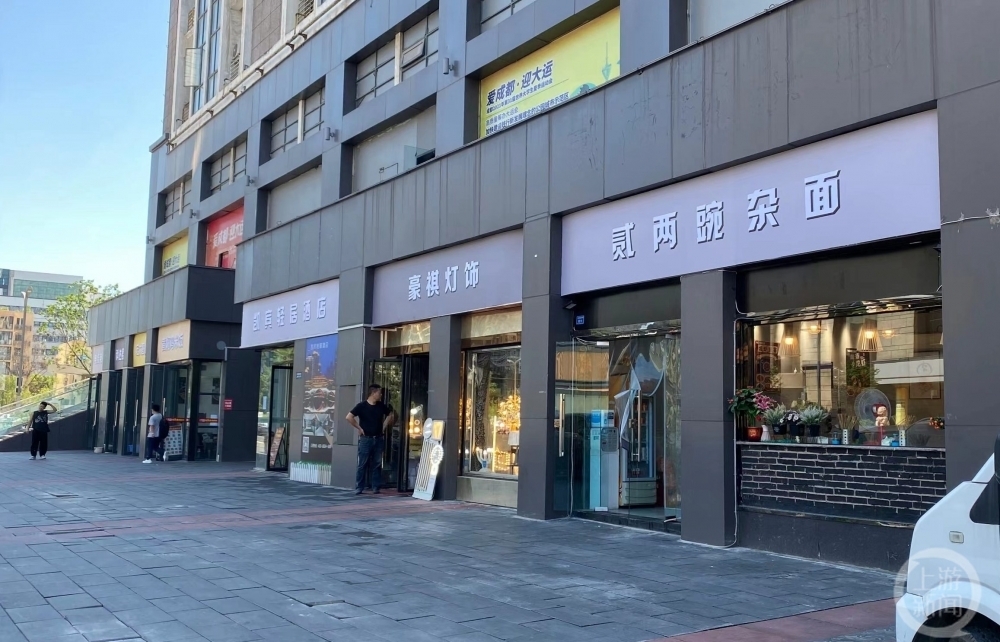 ▲6月27日上午,成都"拼音店招"已经更改为临时制成的汉字招牌。摄影/上游新闻记者 胡磊