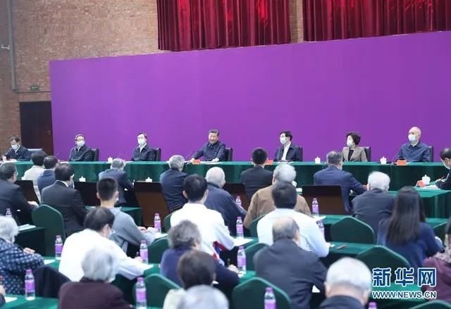 2021年4月19日,在清华大学建校110周年校庆日即将来临之际,习近平来到清华大学考察。这是习近平出席师生代表座谈会并发表重要讲话。新华社记者 鞠鹏 摄