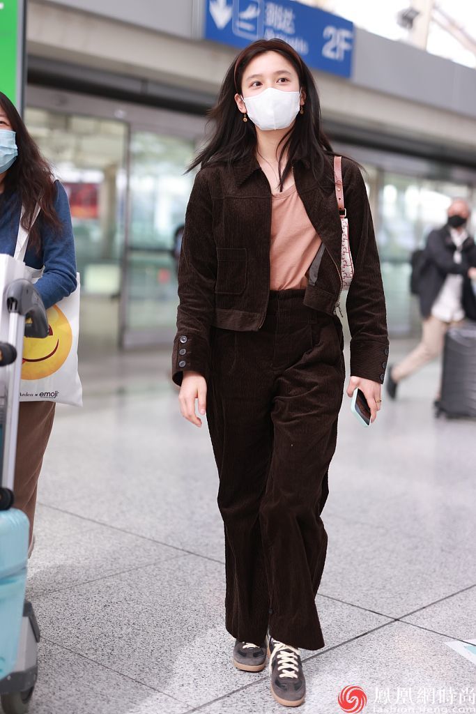 张婧仪深棕色复古灯芯绒套装,内搭肉粉色圆领t恤__凤凰网