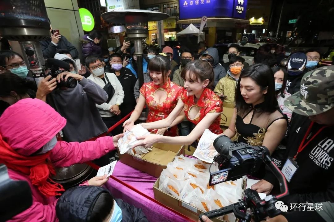 嘉义民众不畏寒冷,领鸡排 图:台媒