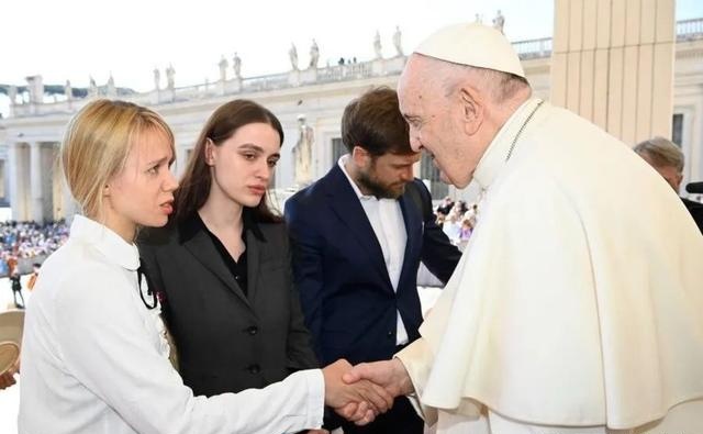 ·卡塔琳娜（左一）恳求教皇方济各（右一）。