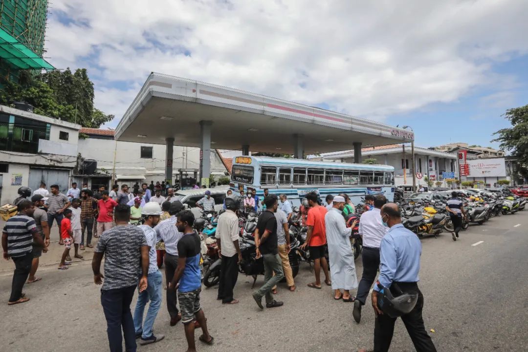 当地时间2022年6月28日，斯里兰卡科伦坡。斯里兰卡当局从6月27日午夜至7月10日仅向基本服务提供燃料。图/IC photo