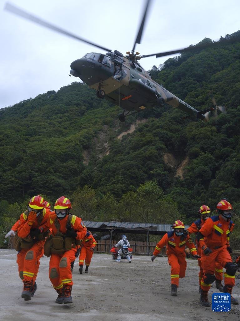 9月6日，西部战区陆军第77集团军某陆航旅官兵在进行伤员吊装转移。新华社发（程雪力 摄）