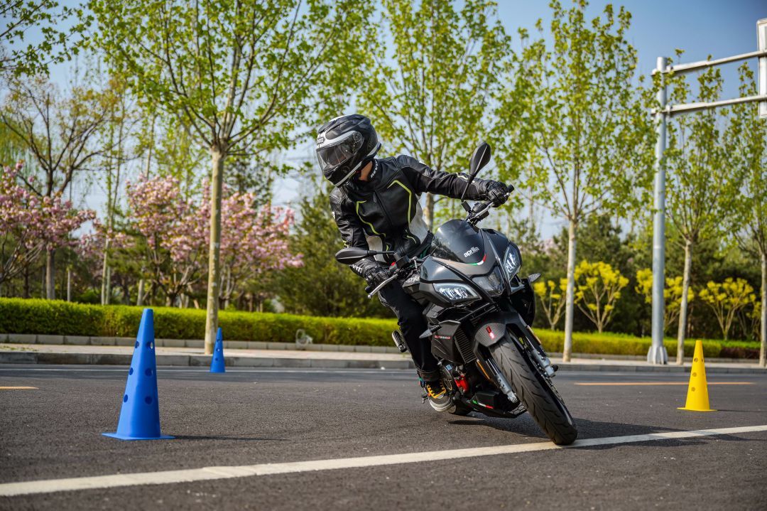 实力街道小钢炮实拍apriliagpr250s