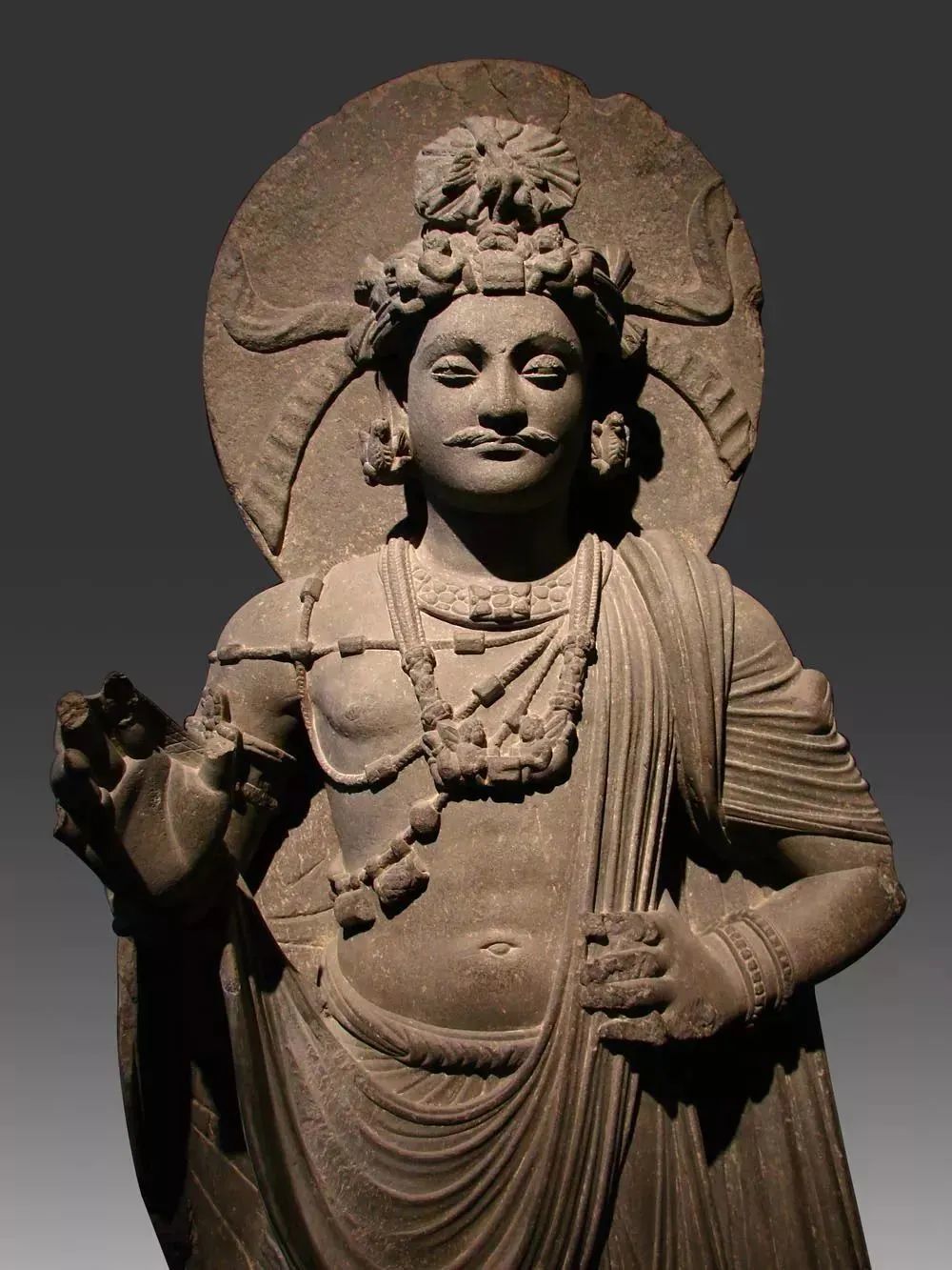 吉美博物馆藏犍陀罗弥勒菩萨石雕像弥勒菩萨生于印度波罗奈国劫波利村